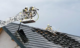 Mit zwei Drehleitern bekämpfte die Paderborner Feuerwehr den Brand von Dachstuhl und PV-Anlage bei einem Neubau am Österreicher Weg. - Ralph Meyer Mit zwei Drehleitern bekämpfte die Paderborner Feuerwehr den Brand von Dachstuhl und PV-Anlage bei einem Neubau am Österreicher Weg. - Ralph Meyer