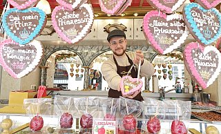 Jeffrey Labudda verkauft am Mandelstand am Rathaus Lebkuchenherzen, Gebrannte Mandeln und Schokofrüchte. - Svenja Ludwig Jeffrey Labudda verkauft am Mandelstand am Rathaus Lebkuchenherzen, Gebrannte Mandeln und Schokofrüchte. - Svenja Ludwig