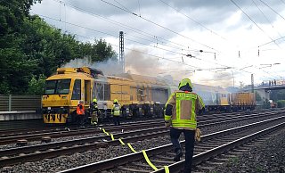 Ein Instandsetzungszug geriet am Samstag auf der Nordbahnstrecke in Bad Oeynhausen in Brand. - Stefan Flaig Ein Instandsetzungszug geriet am Samstag auf der Nordbahnstrecke in Bad Oeynhausen in Brand. - Stefan Flaig