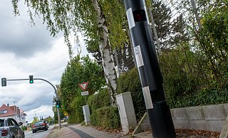 Der Blitzer an der Grundschule in Herringhausen. Ein ähnliches Gerät könnte wohl auch in der Innenstadt aufgebaut werden - doch bis dahin stehen noch wichtige Entscheidungen an. - Ralf Bittner Der Blitzer an der Grundschule in Herringhausen. Ein ähnliches Gerät könnte wohl auch in der Innenstadt aufgebaut werden - doch bis dahin stehen noch wichtige Entscheidungen an. - Ralf Bittner