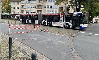 Da der Bereich des beschädigten Pollers am Freitagvormittag noch abgesperrt ist, müssen Linienbusse einen Schwenk über den Platz an der alten Synagoge machen. - Marc Schröder Da der Bereich des beschädigten Pollers am Freitagvormittag noch abgesperrt ist, müssen Linienbusse einen Schwenk über den Platz an der alten Synagoge machen. - Marc Schröder