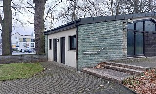 Auf dem Friedhof in Delbrück gibt es eine öffentliche Toilette, die allerdings nur bei Beerdigungen geöffnet ist. Das soll sich nun ändern. - Regina Brucksch Auf dem Friedhof in Delbrück gibt es eine öffentliche Toilette, die allerdings nur bei Beerdigungen geöffnet ist. Das soll sich nun ändern. - Regina Brucksch