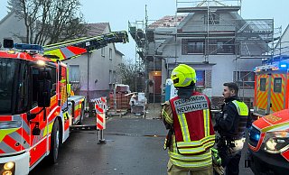 Die Drehleiter der Paderborner Feuerwehr wird in Stellung gebracht. Später muss der Verletzte dann doch einen anderen Weg nehmen. - Ralph Meyer Die Drehleiter der Paderborner Feuerwehr wird in Stellung gebracht. Später muss der Verletzte dann doch einen anderen Weg nehmen. - Ralph Meyer