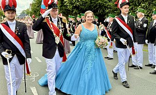 Das junge Königspaar wurde beim Abholen an der Königsresidenz mit begeistertem Jubel empfangen. Pia Nölleke trug beim Festumzug ein glitzernderes Traumkleid in Türkis. - Carola Drabon Das junge Königspaar wurde beim Abholen an der Königsresidenz mit begeistertem Jubel empfangen. Pia Nölleke trug beim Festumzug ein glitzernderes Traumkleid in Türkis. - Carola Drabon