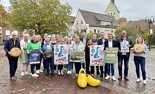 Die Vorfreude auf das Martini-Jubiläumsfest in Salzkotten ist groß bei allen Beteiligten. Mindestens so groß wie die gelben Holzschuhe. - Carola Drabon Die Vorfreude auf das Martini-Jubiläumsfest in Salzkotten ist groß bei allen Beteiligten. Mindestens so groß wie die gelben Holzschuhe. - Carola Drabon