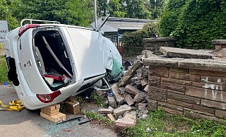 Das Auto der 30-Jährigen fuhr gegen eine Mauer. - Feuerwehr Bad Oeynhausen Das Auto der 30-Jährigen fuhr gegen eine Mauer. - Feuerwehr Bad Oeynhausen