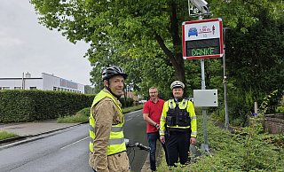 Oliver Henneke (Abteilung Straßen Kreis Höxter, v. l.), Robert Bettermann (Straßenverkehrsbehörde Stadt Höxter) und Jörg Böning (Kreispolizeibehörde Höxter) zeigen das neue Dialog-Display, das für mehr Verkehrssicherheit sorgen soll.?Foto: Kreis - Kreis Höxter Oliver Henneke (Abteilung Straßen Kreis Höxter, v. l.), Robert Bettermann (Straßenverkehrsbehörde Stadt Höxter) und Jörg Böning (Kreispolizeibehörde Höxter) zeigen das neue Dialog-Display, das für mehr Verkehrssicherheit sorgen soll.?Foto: Kreis - Kreis Höxter