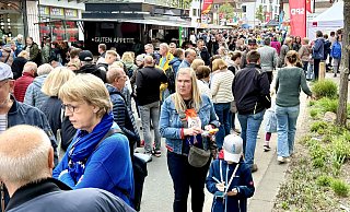 Zahlreich strömten Besucherinnen und Besucher am Sonntag zum Sälzerfest in die Innenstadt Salzkottens. - Carola Drabon Zahlreich strömten Besucherinnen und Besucher am Sonntag zum Sälzerfest in die Innenstadt Salzkottens. - Carola Drabon