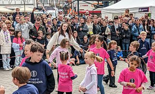 Zu den Tanzvorführungen ist der Marktplatz in Höxter rappelvoll. - Burkhard Battran Zu den Tanzvorführungen ist der Marktplatz in Höxter rappelvoll. - Burkhard Battran