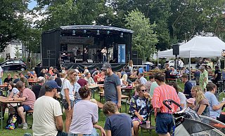 Viele Besucher genießen das Wochenendprogramm mit Freunden, Familie und Nachbarn. - Julia Spiekerkötter Viele Besucher genießen das Wochenendprogramm mit Freunden, Familie und Nachbarn. - Julia Spiekerkötter