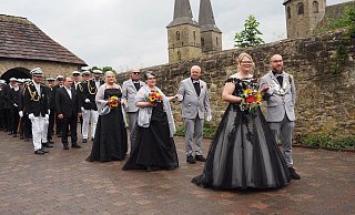 Der große Festumzug am Sonntag fiel für die Schützen aus Born-Münsterbrock ins Wasser, den kurzen Zug ins Festzelt führte standesgemäß das Königspaar David und Elisabeth Hensel an. - Josef Köhne Der große Festumzug am Sonntag fiel für die Schützen aus Born-Münsterbrock ins Wasser, den kurzen Zug ins Festzelt führte standesgemäß das Königspaar David und Elisabeth Hensel an. - Josef Köhne