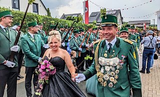Prachtvoller Festumzug in Alhausen für das Königspaar Timo und Katja Brockhagen. - Burkhard Battran Prachtvoller Festumzug in Alhausen für das Königspaar Timo und Katja Brockhagen. - Burkhard Battran
