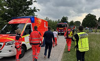 Feuerwehr, Polizei und Rettungsdienst waren mit zahlreichen Fahrzeugen am Obersee erschienen. - Paul Brinkmann Feuerwehr, Polizei und Rettungsdienst waren mit zahlreichen Fahrzeugen am Obersee erschienen. - Paul Brinkmann