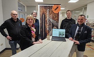 Freuen sich über die neue Kooperation beim Projekt "Das Handwerk kommt in die Schulen": Wolfgang Jürgens (v. l.), Martina Hannen, Michael Hafner, Ausbilder Jan-Erik Dörgeloh und Martin Meyer. - Alexandra Stratmeier Freuen sich über die neue Kooperation beim Projekt "Das Handwerk kommt in die Schulen": Wolfgang Jürgens (v. l.), Martina Hannen, Michael Hafner, Ausbilder Jan-Erik Dörgeloh und Martin Meyer. - Alexandra Stratmeier