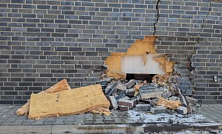 Großes Loch: Die Außenwand der Bäckerei Bertermann wurde durch den Pkw stark beschädigt. - Ilka Gülker Großes Loch: Die Außenwand der Bäckerei Bertermann wurde durch den Pkw stark beschädigt. - Ilka Gülker