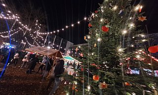 Der "Weihnachtliche Rathausplatz" lädt zum Verweilen ein. - Peter Heidbrink Der "Weihnachtliche Rathausplatz" lädt zum Verweilen ein. - Peter Heidbrink