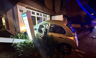 Ein Auto ist auf der Detmolder Straße in Bielefeld gegen eine Hauswand gefahren. - Eike J. Horstmann Ein Auto ist auf der Detmolder Straße in Bielefeld gegen eine Hauswand gefahren. - Eike J. Horstmann