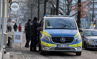 Die Polizei löste nach der Tat eine Großfahndung in der Innenstadt aus. Gesucht wird ein großer, etwa 30-jähriger Mann. - Paul Brinkmann Die Polizei löste nach der Tat eine Großfahndung in der Innenstadt aus. Gesucht wird ein großer, etwa 30-jähriger Mann. - Paul Brinkmann