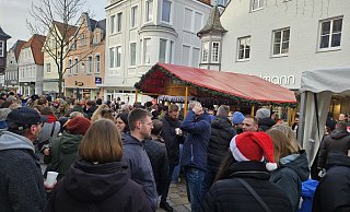 Die Glühweinbuden in der Lübbecker Innenstadt waren zur Mittagszeit an Heiligabend einmal mehr beliebter Treffpunkt der Gäste aus Lübbecke und umzu zur Einstimmung auf das Weihnachtsfest. - Alexandra Stratmeier Die Glühweinbuden in der Lübbecker Innenstadt waren zur Mittagszeit an Heiligabend einmal mehr beliebter Treffpunkt der Gäste aus Lübbecke und umzu zur Einstimmung auf das Weihnachtsfest. - Alexandra Stratmeier