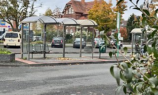 An dieser überdachten Bushaltestelle auf dem Marktplatz nahe des ehemaligen Verler Bahnhofs hat sich das Opfer oft aufgehalten. - Wolfgang Wotke An dieser überdachten Bushaltestelle auf dem Marktplatz nahe des ehemaligen Verler Bahnhofs hat sich das Opfer oft aufgehalten. - Wolfgang Wotke