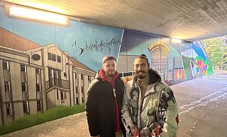 Nick Jakubov (l.) und Reza Jaxon vor ihrem Lieblingsmotiv mit der Schokoladenfabrik. Unmittelbar daneben wurde der Werre-Park verewigt. - Nicole Sielermann Nick Jakubov (l.) und Reza Jaxon vor ihrem Lieblingsmotiv mit der Schokoladenfabrik. Unmittelbar daneben wurde der Werre-Park verewigt. - Nicole Sielermann