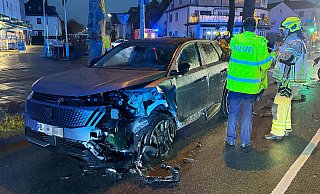 Bei einem Verkehrsunfall auf dem Dr.-Rörig-Damm in Höhe der Einmündung Bayernweg stießen am Donnerstagmorgen ein Peugeot E3008 (Foto) und ein Mercedes ML 320 zusammen. Alle drei Insassen blieben unverlletzt. - Ralph Meyer Bei einem Verkehrsunfall auf dem Dr.-Rörig-Damm in Höhe der Einmündung Bayernweg stießen am Donnerstagmorgen ein Peugeot E3008 (Foto) und ein Mercedes ML 320 zusammen. Alle drei Insassen blieben unverlletzt. - Ralph Meyer