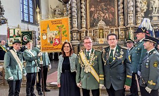 Das neue Diözesankönigspaar Axel und Anke Gebhardt von der St. Sebastian Schützenbruderschaft Bellersen wird von Diözesanbundesmeister Mario Kleinemeier inthronisiert. - Burkhard Battran Das neue Diözesankönigspaar Axel und Anke Gebhardt von der St. Sebastian Schützenbruderschaft Bellersen wird von Diözesanbundesmeister Mario Kleinemeier inthronisiert. - Burkhard Battran