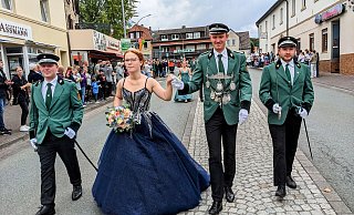 Das Königspaar Felix Hoppe und Mariella Parensen wird in Scherfede gefeiert. - Burkhard Battran Das Königspaar Felix Hoppe und Mariella Parensen wird in Scherfede gefeiert. - Burkhard Battran