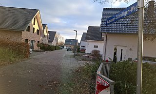 Der Eingang zum Gütersloher Wohngebiet am Marianne Schnittger-Weg. Es liegt deutlich höher als das benachbarte Wohngebiet am Wöstmannsweg. - Philipp Kersten Der Eingang zum Gütersloher Wohngebiet am Marianne Schnittger-Weg. Es liegt deutlich höher als das benachbarte Wohngebiet am Wöstmannsweg. - Philipp Kersten