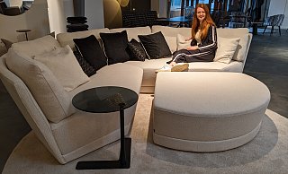 Probesitzen gefällig? Juniorchefin Lea Oberwelland aus dem Kreis Gütersloh tut genau dies auf dem Lounge-Sofa der Reihe "Trick". - Anja Hanneforth Probesitzen gefällig? Juniorchefin Lea Oberwelland aus dem Kreis Gütersloh tut genau dies auf dem Lounge-Sofa der Reihe "Trick". - Anja Hanneforth