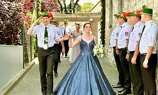 Ein strahlendes Königspaar: Nadine und Christian Thebille beim Abholen von der Königsresidenz, wo sie von vielen Zuschauern empfangen wurden. - Carola Drabon Ein strahlendes Königspaar: Nadine und Christian Thebille beim Abholen von der Königsresidenz, wo sie von vielen Zuschauern empfangen wurden. - Carola Drabon