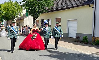 Marvin Stellpflug und seine Königin, Loreen Blömeke im roten Kleid, sind die Regenten in Manrode. - Nicole Kuper Marvin Stellpflug und seine Königin, Loreen Blömeke im roten Kleid, sind die Regenten in Manrode. - Nicole Kuper