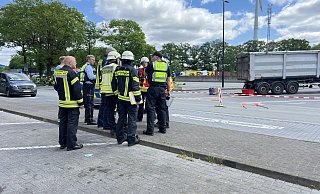Ein Sattelkipper verlor während der Fahrt auf der A2 ein wenig Flüssigkeit - sehr zur Sorge der Autobahnpolizei. - Thorsten Heß Ein Sattelkipper verlor während der Fahrt auf der A2 ein wenig Flüssigkeit - sehr zur Sorge der Autobahnpolizei. - Thorsten Heß