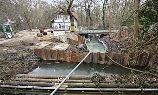 Die Baustelle im Siel am Kokturkanal hat sich verspätet und ist über den Jahreswechsel eingefroren. - Ulf Hanke Die Baustelle im Siel am Kokturkanal hat sich verspätet und ist über den Jahreswechsel eingefroren. - Ulf Hanke