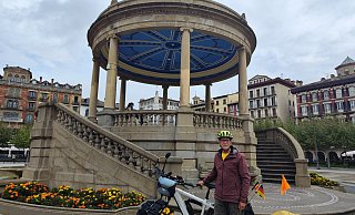 Jürgen Jung mit seinem E-Bike vor dem Musikpavillon auf der Plaza del Castillo in Pamplona. - Privat Jürgen Jung mit seinem E-Bike vor dem Musikpavillon auf der Plaza del Castillo in Pamplona. - Privat