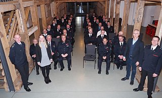 Ein Foto zum Abschied mit allen Kameradinnen und Kameraden wünschten sich Katharina Rheker (vorne links mit Jan Giefers) und Bürgermeister Josef Suermann (vorne rechts mit Wilfried Meyer. - Josef Köhne Ein Foto zum Abschied mit allen Kameradinnen und Kameraden wünschten sich Katharina Rheker (vorne links mit Jan Giefers) und Bürgermeister Josef Suermann (vorne rechts mit Wilfried Meyer. - Josef Köhne