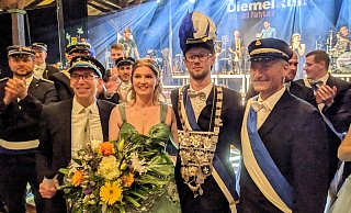 Das neue Stadtkönigspaar Daniel und Theresa Otto erhält die Gratulationen von Bürgermeister Tobias Scherf und dem Schützenvereinsvorsitzenden Lothar Glade. - Burkhard Battran Das neue Stadtkönigspaar Daniel und Theresa Otto erhält die Gratulationen von Bürgermeister Tobias Scherf und dem Schützenvereinsvorsitzenden Lothar Glade. - Burkhard Battran