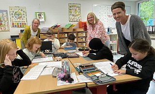 Corinna Golbeck, Klassenlehrerin der 3a (v. l.) und die Schulleiterinnen Andrea Kaumkötter und Eva Strieckmann. - Tasja Klusmeyer Corinna Golbeck, Klassenlehrerin der 3a (v. l.) und die Schulleiterinnen Andrea Kaumkötter und Eva Strieckmann. - Tasja Klusmeyer