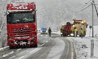 Auf der Bergstraße ist ein Lkw von der Fahrbahn abgekommen. Die Straße muss voll gesperrt werden. - Peter Unger Auf der Bergstraße ist ein Lkw von der Fahrbahn abgekommen. Die Straße muss voll gesperrt werden. - Peter Unger