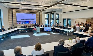 Bürgermeister Ulrich Berger begrüßt alle Gäste im neu gestalteten Ratssaal des umgebauten und sanierten Salzkottener Rathauses. - Carola Drabon Bürgermeister Ulrich Berger begrüßt alle Gäste im neu gestalteten Ratssaal des umgebauten und sanierten Salzkottener Rathauses. - Carola Drabon