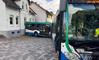 Dieser Bus ist in Altenbeken in eine Hauswand gerollt. - Gemeinde Altenbeken Dieser Bus ist in Altenbeken in eine Hauswand gerollt. - Gemeinde Altenbeken