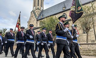 Im Festumzug geht es von der Kirche zur Dorfhalle und dem neuen Dorftreff in Borgentreich-Körbecke. - Burkhard Battran Im Festumzug geht es von der Kirche zur Dorfhalle und dem neuen Dorftreff in Borgentreich-Körbecke. - Burkhard Battran