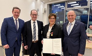Landrat Christoph Rüther (r.) zeichnet Claudia Flottmeier mit der Bundesverdienstmedaille aus. Es gratulieren Salzkottens Bürgermeister Ulrich Berger (l.) und Ehemann Heinz Flottmeier. - Kreis Paderborn Landrat Christoph Rüther (r.) zeichnet Claudia Flottmeier mit der Bundesverdienstmedaille aus. Es gratulieren Salzkottens Bürgermeister Ulrich Berger (l.) und Ehemann Heinz Flottmeier. - Kreis Paderborn