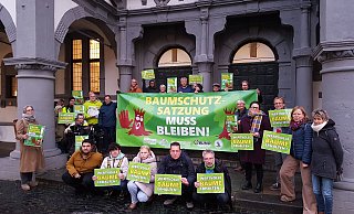 Vor dem Paderborner Rathaus werben Mitglieder der Umweltverbände nochmals für den Erhalt der Baumschutzsatzung. Vergebens. - Birger Berbüsse Vor dem Paderborner Rathaus werben Mitglieder der Umweltverbände nochmals für den Erhalt der Baumschutzsatzung. Vergebens. - Birger Berbüsse