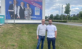 Tim Schütte und Martin Bormann wollen das Projekt gemeinsam realisieren. Sie stehen auf der Fläche, die bebaut werden könnte. - Dirk Windmöller Tim Schütte und Martin Bormann wollen das Projekt gemeinsam realisieren. Sie stehen auf der Fläche, die bebaut werden könnte. - Dirk Windmöller