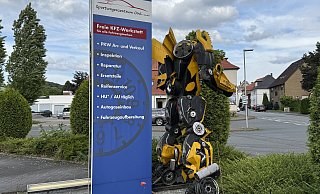Das Sportwagenzentrum OWL in Bielefeld-Brackwede ist Geschichte. Der markante gelbe "Roboter" hielt bisher allerdings noch Wache. - mika Das Sportwagenzentrum OWL in Bielefeld-Brackwede ist Geschichte. Der markante gelbe "Roboter" hielt bisher allerdings noch Wache. - mika