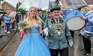 Das Königspaar Vincent Hölzel und Annika Marx strahlt die Sonne an den Himmel. - Burkhard Battran Das Königspaar Vincent Hölzel und Annika Marx strahlt die Sonne an den Himmel. - Burkhard Battran