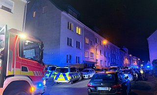 Nachdem die Paderborner Polizei den Mann in Gewalt hat, kontrolliert die Feuerwehr die betroffene Wohnung. - Ralph Meyer Nachdem die Paderborner Polizei den Mann in Gewalt hat, kontrolliert die Feuerwehr die betroffene Wohnung. - Ralph Meyer