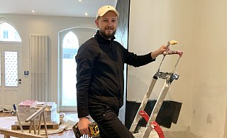 Mateusz Sonnek am neuen Standort für die Tapas-Bar "DeLaCasa" bei Renovierungsarbeiten. - Verena Freiberg Mateusz Sonnek am neuen Standort für die Tapas-Bar "DeLaCasa" bei Renovierungsarbeiten. - Verena Freiberg