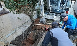 Bei Bauarbeiten vor einem Haus in Warburg-Daseburg hat ein Bagger eine Gasleitung beschädigt und einen Großalarm ausgelöst. - Dieter Scholz Bei Bauarbeiten vor einem Haus in Warburg-Daseburg hat ein Bagger eine Gasleitung beschädigt und einen Großalarm ausgelöst. - Dieter Scholz
